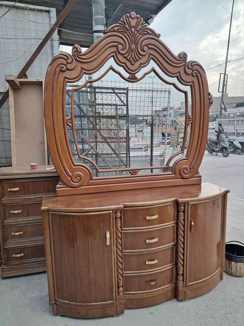 ميز تواليت وجربايه كاملات ونظيفات للبيع للاستفسار ***********
