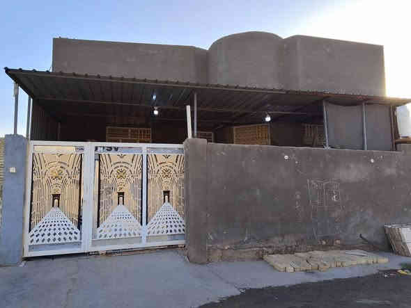 السلام عليكم مكلف بالنشر بيت للبيع 73مليون مطلوب للاسكان 28 دتفع 45 وقسط الاسكان يصير عليك المقدمة بيها مجال شويه تفاصيل البيت  مساحة الكلية 150  غرفة5×4 +صاله6×4+استقبال4×7 المطبخ3×2+مجمع صحيات داخلي +تواليت خارج +كراج سيارة وسقيفة خارجية والبيتونه 4×4 مكان البيت بابل المسيب الحامية خلف المدرسه الصيني المواصل على  رقم صاحب الدار *********** الفلوجة
