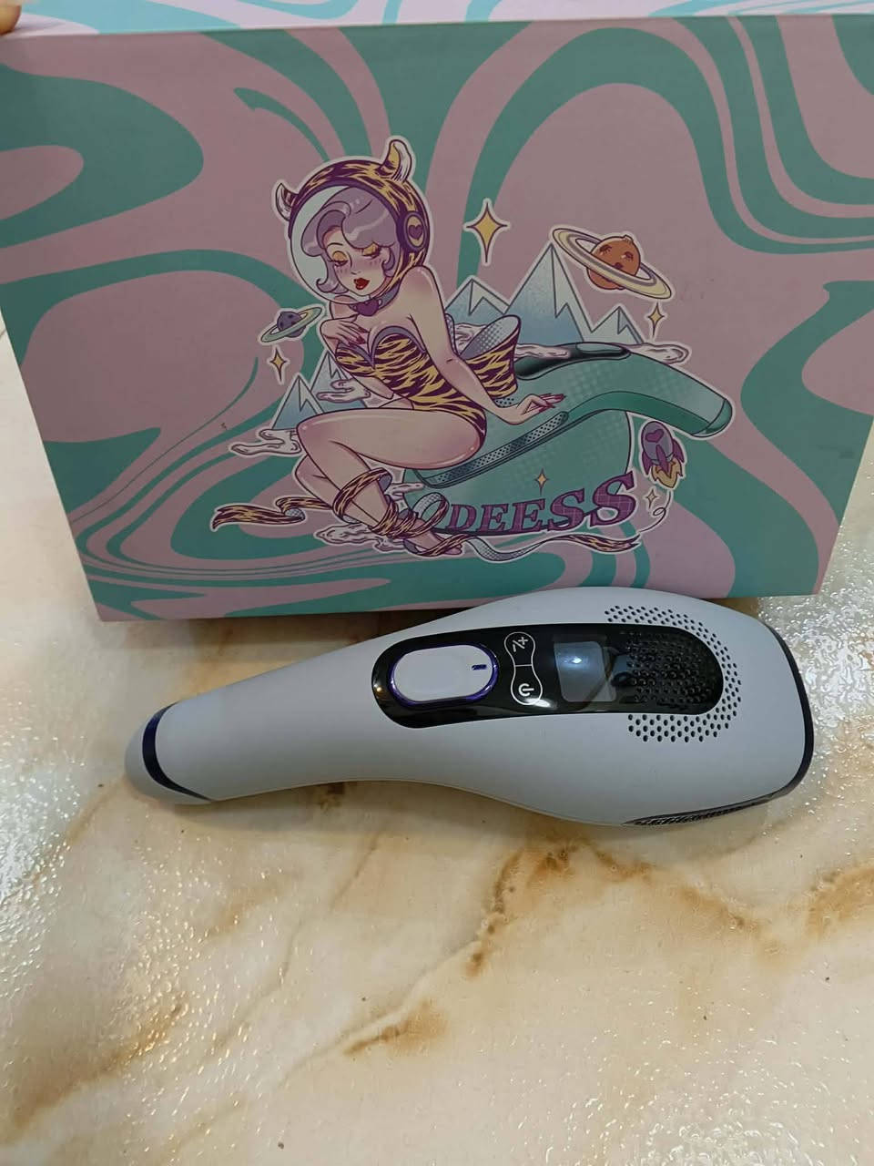 للبيع للبيع     جهاز إزالة الشعر بالليزر المنزلي دييس (Deess)، وتحديداً إصدار كولد الياقوت GP592.

يتميز هذا الإصدار بتقنية تبريد الياقوت التي تهدف إلى توفير جلسات إزالة شعر خالية من الألم تقريباً.

يعمل الجهاز بتقنية الضوء النبضي المكثف (IPL) لإزالة الشعر على المدى الطويل، وقد يتضمن وظائف إضافية مثل نضارة البشرة.

تصميم العلبة الفني بلمسات فضائية أو خيالية، وهي مصممة لتكون جهازاً للعناية الشخصية في المنزل. 

لبة جهاز إزالة الشعر بالليزر المنزلي دييس (Deess)، وتحديداً إصدار كولد الياقوت GP592.  ب450وبي مجال الاتصال على الرقم ***********
