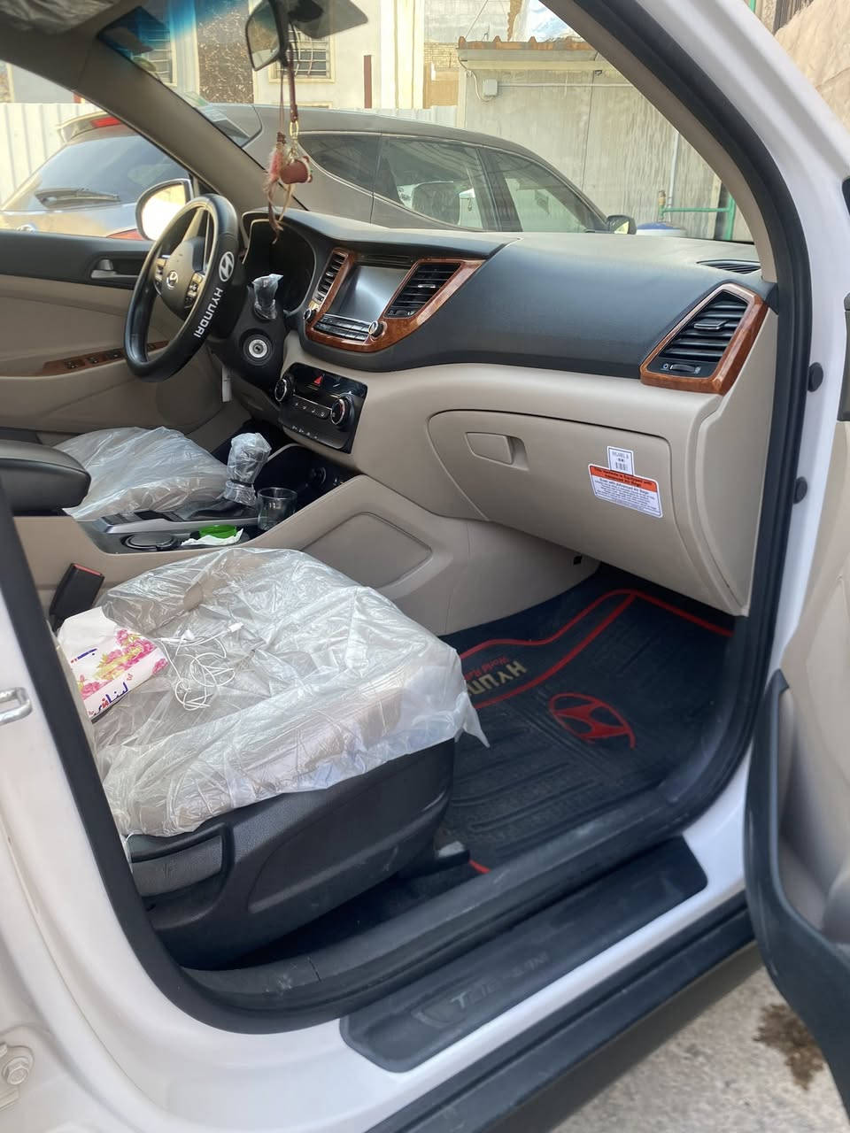 السلام عليكم توسان  وارد خليجي2017مكفوله عدا جاملغ بي بارد ماشية 78تخم تاير جديد سعر 175بيهامجال قليل  مري شفط حساس خلفي سيارة جديدة جدا شكل 20رقم هاتفم ***********
