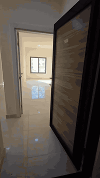 السلام عليكم
شقة مساحة 120 متر للبيع في مجمع الغدير 
الشقة جديدة استلام قبل شهر 
مؤجرة لمدة سنة ب350 الف شاملة الخدمات
الطابق الاول  
تحتوي غرفتين نوم + صحيات 2 + بالكونات 2 كبيرة + مطبخ + غرفة خطار كبيرة +مطبخ
اي خلل بالشقة لمدة 6 اشهر المجمع يصلحة مجانا
والتحويل يكون مباشرة بأسم المشتري 
السعر 125 مليون بمجال بسيط

ممكن بيعها بالاقساط بشرط يوفر المشتري كفيل موظف على مصرف الرافدين 
المقدمة 20 مليون 
الاقساط 675 الف شهريا لمدة 20 سنة 
للاستفسار ***********
