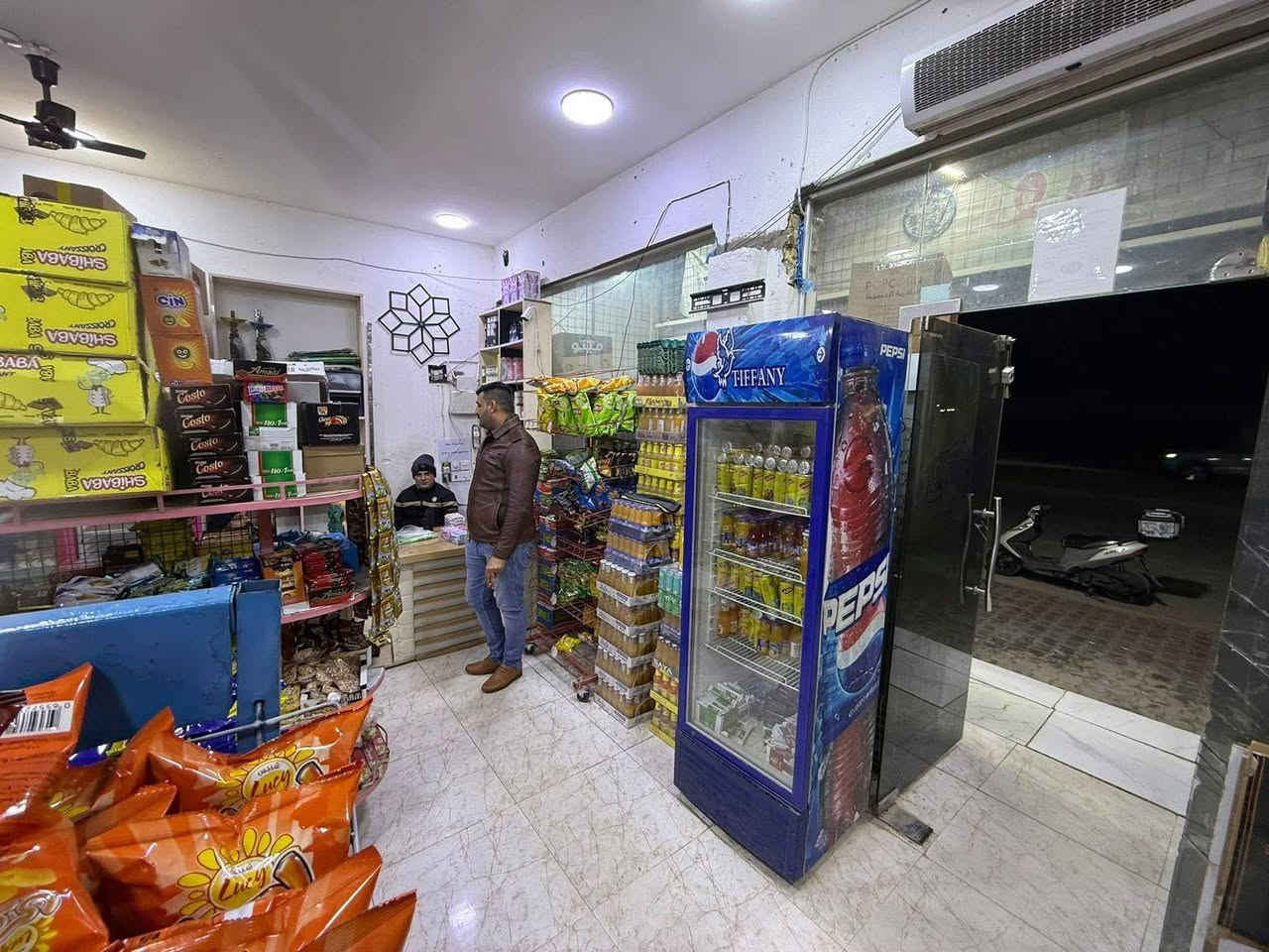 محل للبيع مع كافه محتوياته محل علي رجل كامل من مسواك وغراض ورفوف حديثه مكان المحل طشاش شارع اسعاف الفوري ولمحل مكانه مقابل معمل المرور للاستفسار ع رقم الخاص مسدود رقم صاحب المحل ***********
— في ‏داموك حي الميمون‏.
