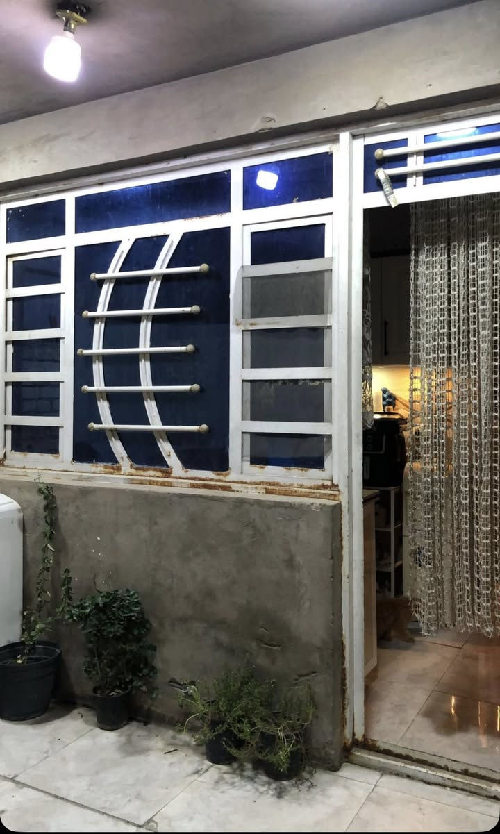 بيت خمسين متر بلمعالف للبيع 
قرب تقاطع درويش والسيديه 
📍 قريب جداً من مدرسة الفراهيدي والحديقة
الفرع اللي بعد الحديقة الفاصلة بين المدرسة والشارع العريض، ثالث فرع على اليسار، موقع هادئ ومميز.

🔹 البيت حالياً مؤجر بـ 400 ألف بالشهر
🔹 يتكون من:

* طرمة
* صالة
* مطبخ
* صحيات
* درج للطابق العلوي
* غرفتين فوق
* غرفة ساندويچ كبيرة بيها كهرباء كاملة

💰 السعر: 110 مليون وبيه مجال بسيط

للمهتمين والاستفسار مراسلة خاص


**إذا كنت صاحب هذا الإعلان وتريد حذفه لأي سبب، رجاءا أرسل رسالة إلى الدعم الفني**
