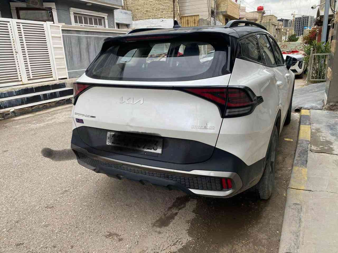 السلام عليكم 
للبيع كيا سبورتج وارد صيني فول الفول هايبرد
بانوراما
كير ماوس
شفتات ستيرن
كراسي كهرباء
داخل ابيض
خزن مقاعد
تدفئة تبريد مقاعد
قيادة الية
رادار امامي وخلفي وجانبي
محرك 2000 دوش
مري شفط
شاشة كبيرة متصله
سماعات هارمن كاردن
وبعد هوايه مواصفات
السيارة رقم بغداد وتحويل ثاني يوم
ماشية 36 الف وقابل للزيادة
بيها طخة بسيطة بالصندوك ومامصلحها 
السعر 21000$
يعني شدتين وعشرة وبيها مجال بسيط
مكاني الحرية *********** بغداد, العراق
