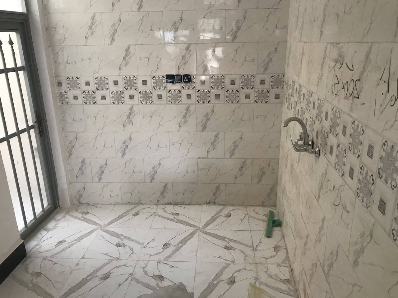 سلام عليكم
(( للبيع  ))

دار مساحته  50 متر في حي عين الحياه نهايه شارع الجاير يحتوي البيت على  ستقبال وصاله ومطبخ ومنور وصحيات داخليه وخارجيه اما الطابق الثاني يحتوي على غرفه وصاله وصحيات نوع البناء طابوق جمهوري عرض الفرع 10 متر تبليط يصلح سكن او حسينية للزوار يبعد عن الامام ما يقارب 2 كيلو  

نوع العقار قرار محكمه سند 25 مداور باسم المشتري 

للستفسار ، ***********
