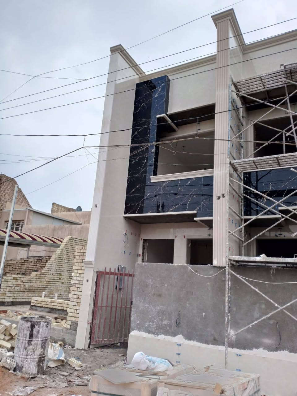 دارين للبيع المساحه ٧٠م في بغداد حي العامل يحتوي كل دار ع ٣نوم واستقبال ومطبخ وحولي وخدمات للاستفسار الاتصال ع الارقام التاليه
***********
***********
