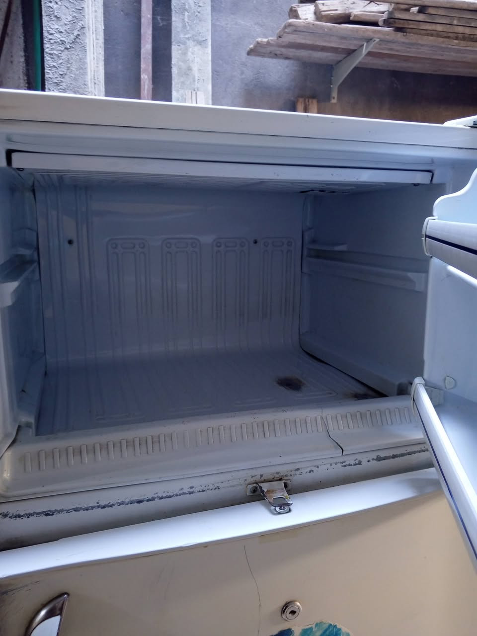 لسلام عليكم ثلاجه الحجم الكبير شغالة فوك جوة مداخلة تصليح ابد سعرها ١١٠المكان جميلة ***********
