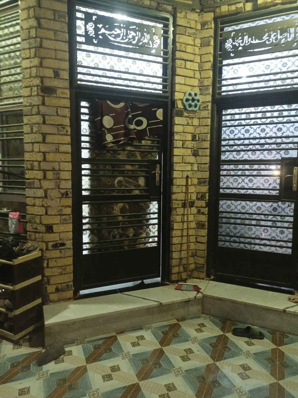 دار للبيع في حي الزهراء قرب متوسطة الشهداء الخمسة 

المساحة 125  البناء طابقين 
الطابق الأول يحتوي على غرفة نوم وصاله واستقبال ومطبخ ومنور وحمام داخلي 
اما الطابق الثاني هيكل مسقف يحتوي على غرفتين وصاله وصحيات 
البناء كونكريت مسلح والدار على شارع تبليط 
***********
