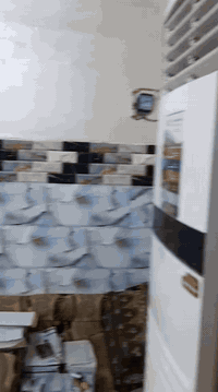 السلام عليكم بيت مساحه375  للبيع في حي الحكيم بالقرب من سيد جاسم  شارع الطابو يبعد عن الشارع تبليط 100 متر البيت يتكون من استقبال13×4 مع صحيات ستقبال +مطبخ5×3ونص +غرفتين6×3ونص +صاله8×4    +كراج10×7  + مخزن5×7 يصلح الى مشتمل كامل   + صحيات. + مطبخ حار+كراج يسع الى سيارتين للاستفسار  الاتصال ع***********
