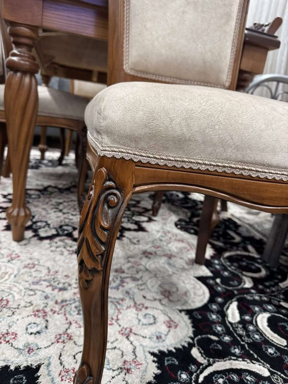 ميز طعام 
6كراسي 
مع جامه ضد الكسر 8ملم ثقيل 
غير مستخدم 
العنوان بغداد الشعب 
للاستفسار على الرقم ***********
السعر550 الف بي مجال للشراي
