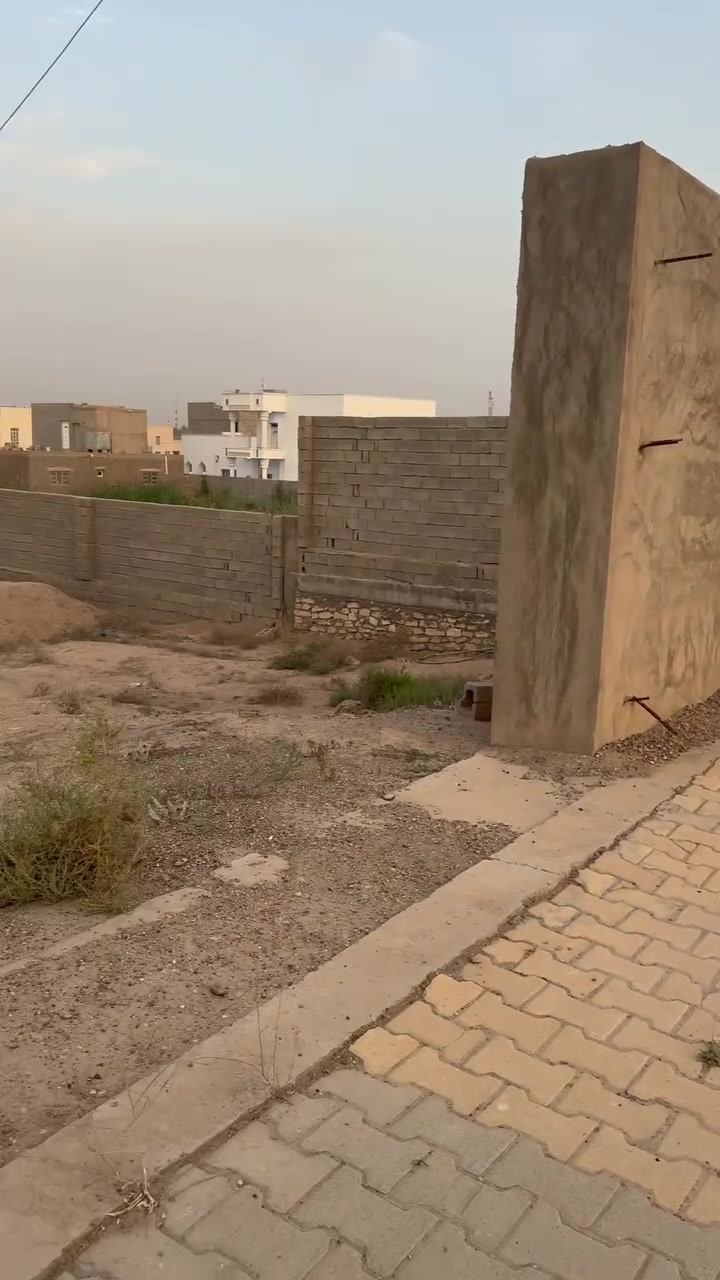 قطعة وجه عالسدة  مساحة 1000 متر قرب الجسر الحديد سعر المتر 300 الف للأستفسار الاتصال على الرقم ***********
