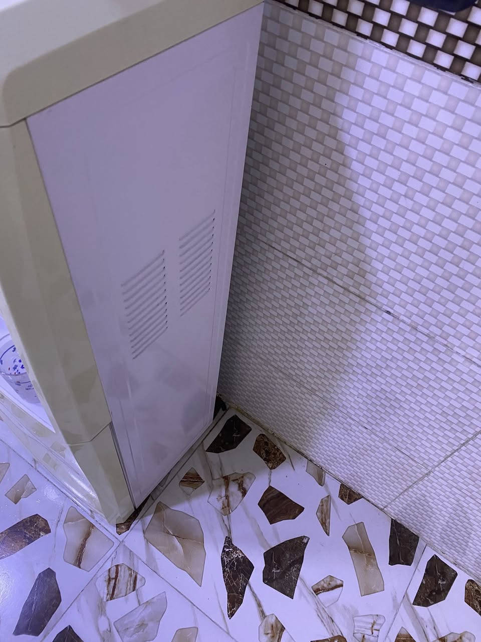 براد نوال للبيع شغال حار وبارد ودافي نظافه١٠٠٪؜ اخو الجديد ماواصل تصليح السعر ٦٠ وبي مجال بسيط الشراي يخابر ***********
