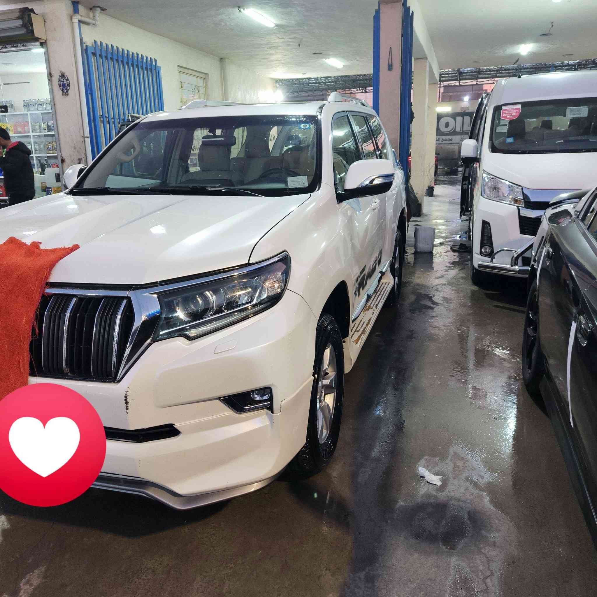 سلام عليكم
من رخصة الادمن 
برادو 2018 
فول مواصفات
تخم تاير
ثلاجه
ثلاثة قطع تبريد 
فتحت سقف
*********** للاتصال
