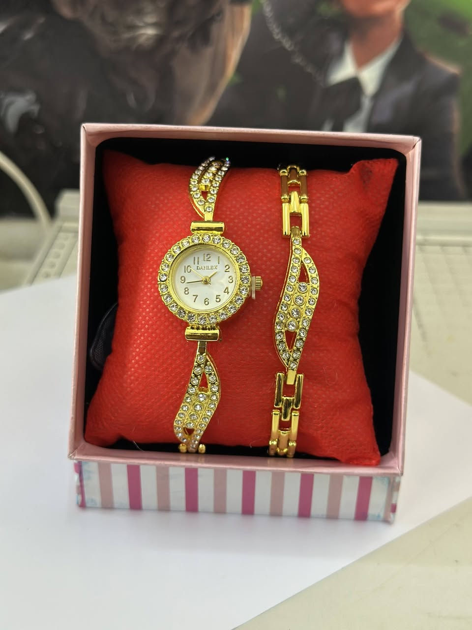 ساعة نسائي💅🏻
الالوان المتوفره 
الفضي مع سوار فضي
والذهبي مع سوار ذهبي
يكون موديل السوار نفس موديل الساعة
سعر الساعة 7 الاف 
#يتوفر_توصيل_لجميع_انحاء_القضاء_


**إذا كنت صاحب هذا الإعلان وتريد حذفه لأي سبب، رجاءا أرسل رسالة إلى الدعم الفني**