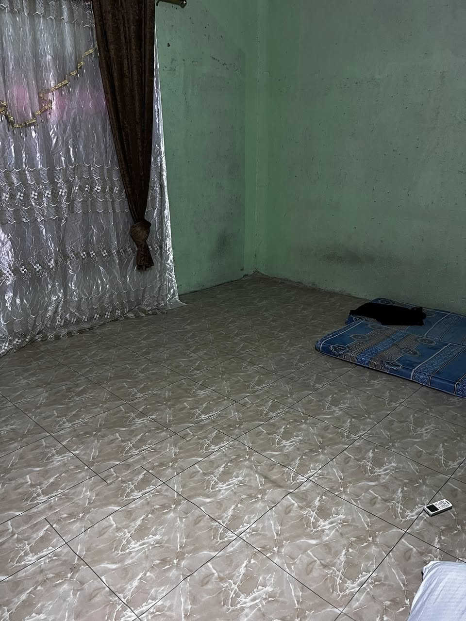 السلام عليكم، البيت في منطقة الجمعيات ورا عمارة أكادمية الثقلين، قرب مدرسة لؤلؤة البصره قرب مكتب عدي عواد، البيت مساحته حوالي 240 في 3 غرف، الصاله 8 مترات ودوانيه جبيره حمامين خارجيات وحمامات داخلية  للبيع مستعجل هوة وغراضة بي هواي غراض السعر 15 هوة وغراضة كامل البيت وحتى إزالة ما عليي ***********
