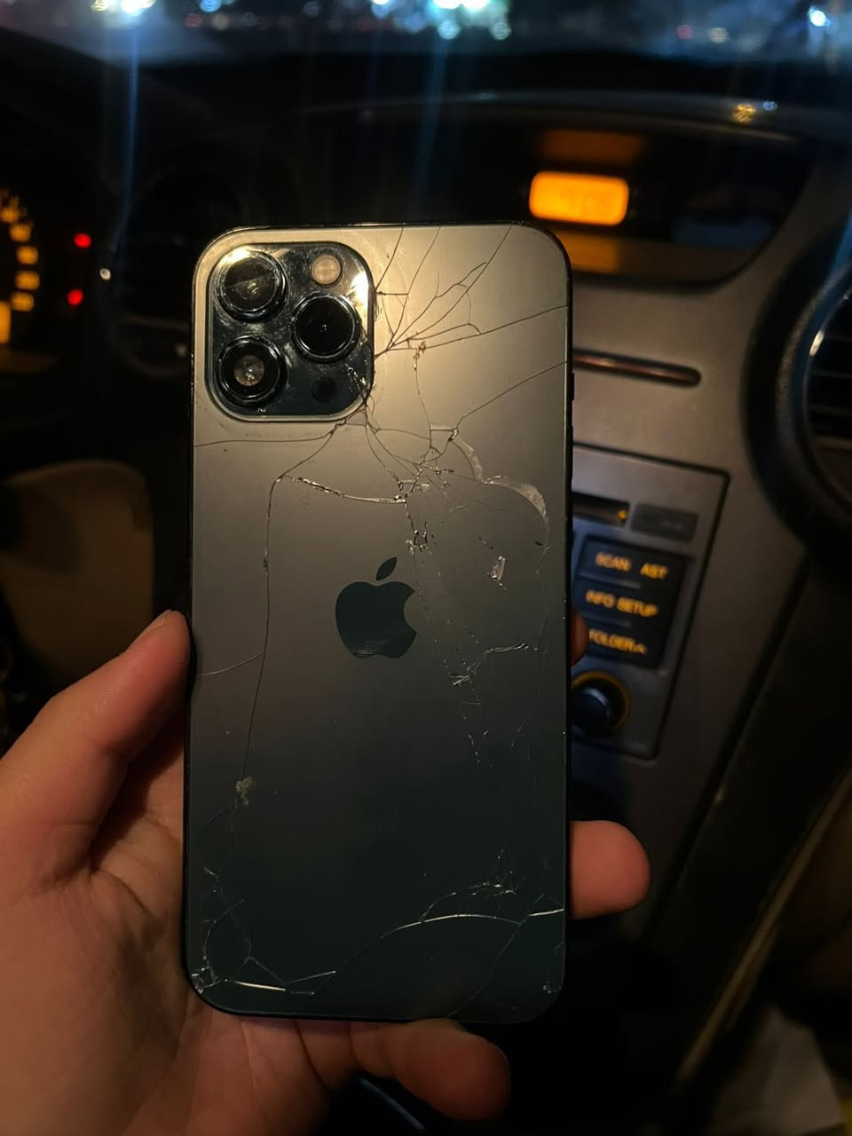 ايفون 12 برو ماكس مبدل بطارية البارحة بدلتها اصلية فيس ايدي متوقف بسبب التحديث والكامرات مغوشة وزر رفع الصوت طاب جوة والباقي مكفول السعر 300 وبي مجال بغداد الكرخ 
***********
