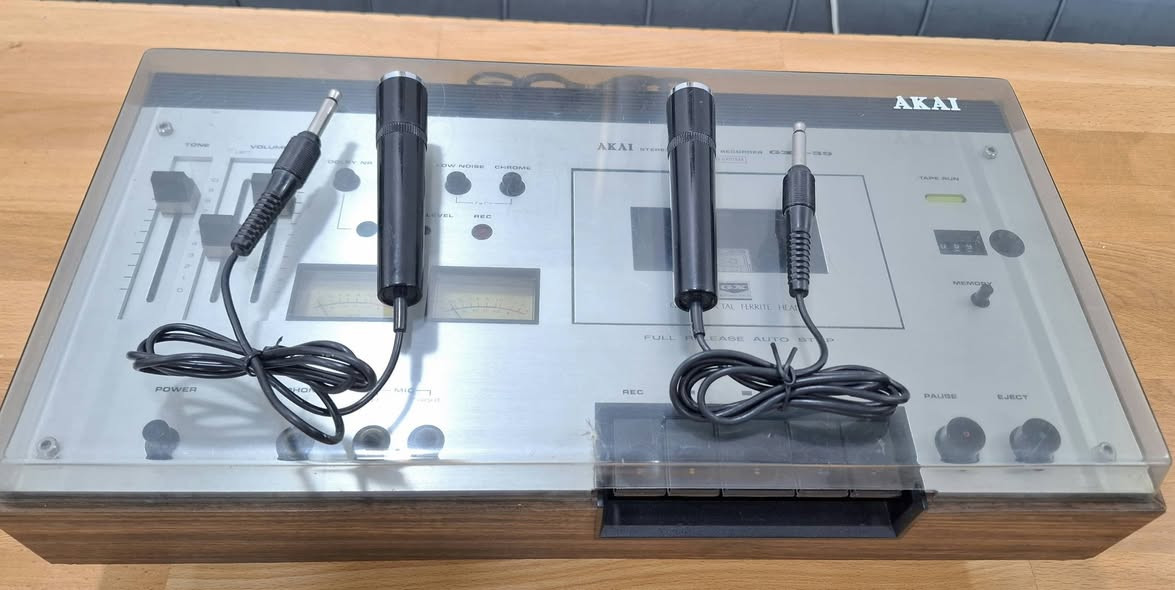 مسجل ناطق ياباني ماركة :
AKAI GXC-39
صناعة : 1976
نظام DOLBY
سماعات عدد 2 
لاقطات عدد 2 
السعر النهائي : 350 الف مع التوصيل


**إذا كنت صاحب هذا الإعلان وتريد حذفه لأي سبب، رجاءا أرسل رسالة إلى الدعم الفني**