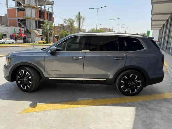 معروض للبيع كيا تيلورايد 2025 موديل حديث، فئة EX الأعلى طلباً في السوق.
المواصفات الأساسية للفئة EX:

· المحرك: سعة 3.8 لتر V6، بقوة 295 حصان.
· ناقل الحركة: أوتوماتيكي بـ 8 سرعات.
· الدفع: دفع أمامي (FWD) - اقتصادي في الاستهلاك.
· الشاشة: شاشة عرض كبيرة بحجم 12.3 بوصة.
· نظام الصوت: نظام صوتي متميز بـ 6 سماعات.
· التكييف: تكييف أوتوماتيكي ثنائي المناطق.
· المقاعد: جلد، مع ضبط كهربائي للسائق.
· التوصيل: منافذ USB متعددة، وشحن لاسلكي.
· السلامة: مزودة بكل أنظمة الأمان والمساعدة الحديثة (Kia Drive Wise) والتي تشمل
ماشيه..12الف.          السعر: 220 وبيها مجال للشراي
رقم السيارة بغداد خصوصي على الشهداء
مكان السيارة: حي العامل مقابل حسينية الائمة
للشراي يتواصل وياي على هاذا الرقم :***********
