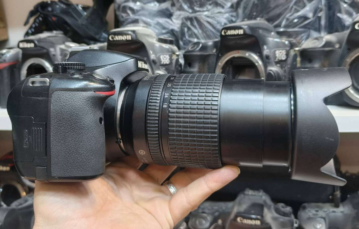 كاميرا نيكون D5100 نظافة فول
الملحقات
عدسة 18-105 تصوير قريب وبعيد
رام 32
حقيبة
حزام نيكون
بطارية اصلية 
شاحنة اصلية
السعر ٣٠٠الف مكاني نجف  ويوجد توصيل 
للتواصل واتساب ***********
