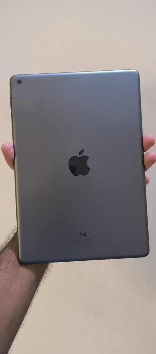 ipad 9 اخر اصدار 
ايباد 9 اخر اصدار  ذاكرة 64 جديد بمعنى الكلمة استخدام كلش بسيط نظافة95% مكفول من الفتح والتصليح كامل ملحقات الاصلية 
بطارية 83🔋 او اكثر لان ابد مايصرف شحن 

بس ملاحظة مثل النقطة زركة بكد راس الابرة ماتنشاف حتى بالعين وماتطلع بالتصوير ولاتاثر نهائيا وانطيك ضمان بي بس هاي امانة بركبتي لازم اوضحها تجي بنفسك ماتكدر تشوفها 
سعر 270 قابل للتفاوض 
مكاني فلوجة او صقلاوية 
***********  متوفر واتساب
