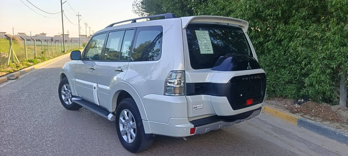 السلام عليكم للبيع باجيرو حبتور فول مواصفات 1/1
الموديل 2015 
رقم بغداد 
لون ابيض صدفي 
6 سلندر 
7 راكب 
دمام خلفي كشنات جلد + كهرباء والخ.......
السياره جديده مكفوله من الصبغ والبارد والتبديل ومكفوله حتى من الشخط 
السعر 190 وبيه مجال 
مكان السياره بابل / ***********
