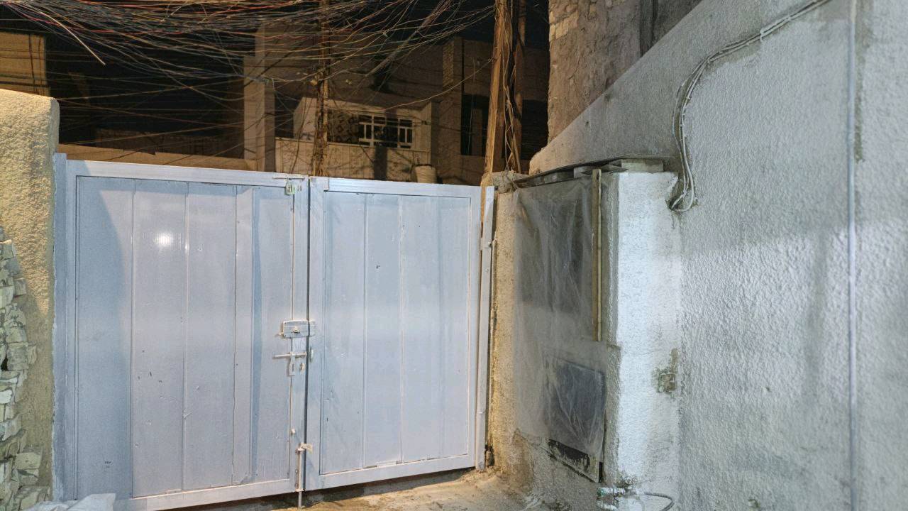 ​📐 المساحة: 100 متر مربع.
​🛋️ الاستقبال: صالة استقبال واسعة ومرتبة.
​🍳 المطبخ: نظام (حار / بارد) بتصميم عملي ومميز.
​🛏️ الغرف: 3 غرف نوم مريحة.
​🚿 الخدمات: 2 حمام (موزعة بشكل ممتاز).
​✨ الحالة: نظيف جداً وبناء بحالة ممتازة.
​📍 الموقع: الدورة - أبو دشير / بالقرب من تقاطع الشهداء (موقع قريب من الخدمات والأسواق).
💰 سعر الإيجار: 550 ألف دينار عراقي (شهرياً).
الدار على شكد طابق؟ وبيها درج أو سطح أو حوش؟: 
طابقين
هل الإيجار يشمل الماي والكهرباء والمجاري، وشكد وضع المولدة/العداد؟: 
الكهرباء الماء على المؤجر
البيت مفروش لو فارغ؟ وإذا بيه أثاث أو أجهزة شنو الموجود بالضبط؟: 
فارغ
هل أكو كراج أو مكان لوقوف سيارة؟: 
نعم كراج
شلون شروط الإيجار: عقد كم سنة/شهر، ودفع مقدّم أو تأمين، وهل السعر قابل للتفاوض؟: 
عقد لمدة سنة