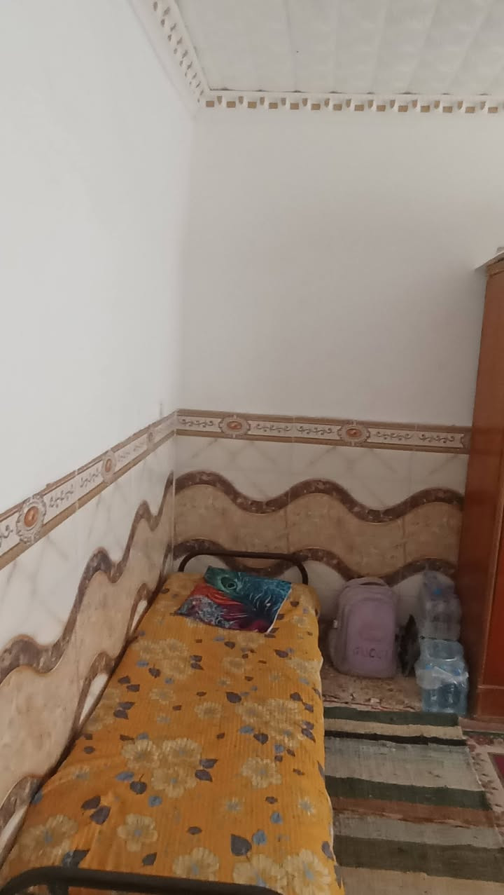 بيت للبيع حلة حي الأكرمين خلف مدرسة ثانوية ابن سيناء قرب جامع الطف المساحة ٢٠٠ متر طابقين ويوجد له بابين للتواصل ***********
