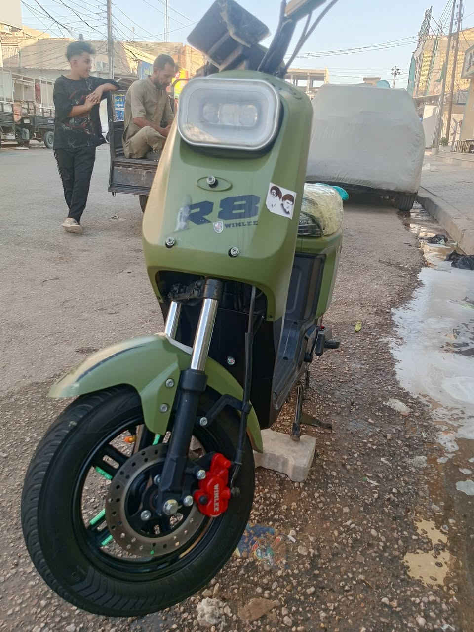 دراجة للبيع r8 مكاني نجف حي الميلاد السعر 400 وبيه مجال دراجه جديده متعبك الشراي اتصل ***********
