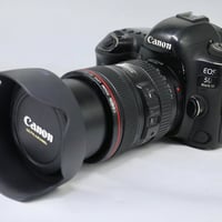 كأمره كانون   (💣 ✨5D Mark 4 📸💣) مع عدسه 24-105 رنك احمر فول فريم  نضاف...