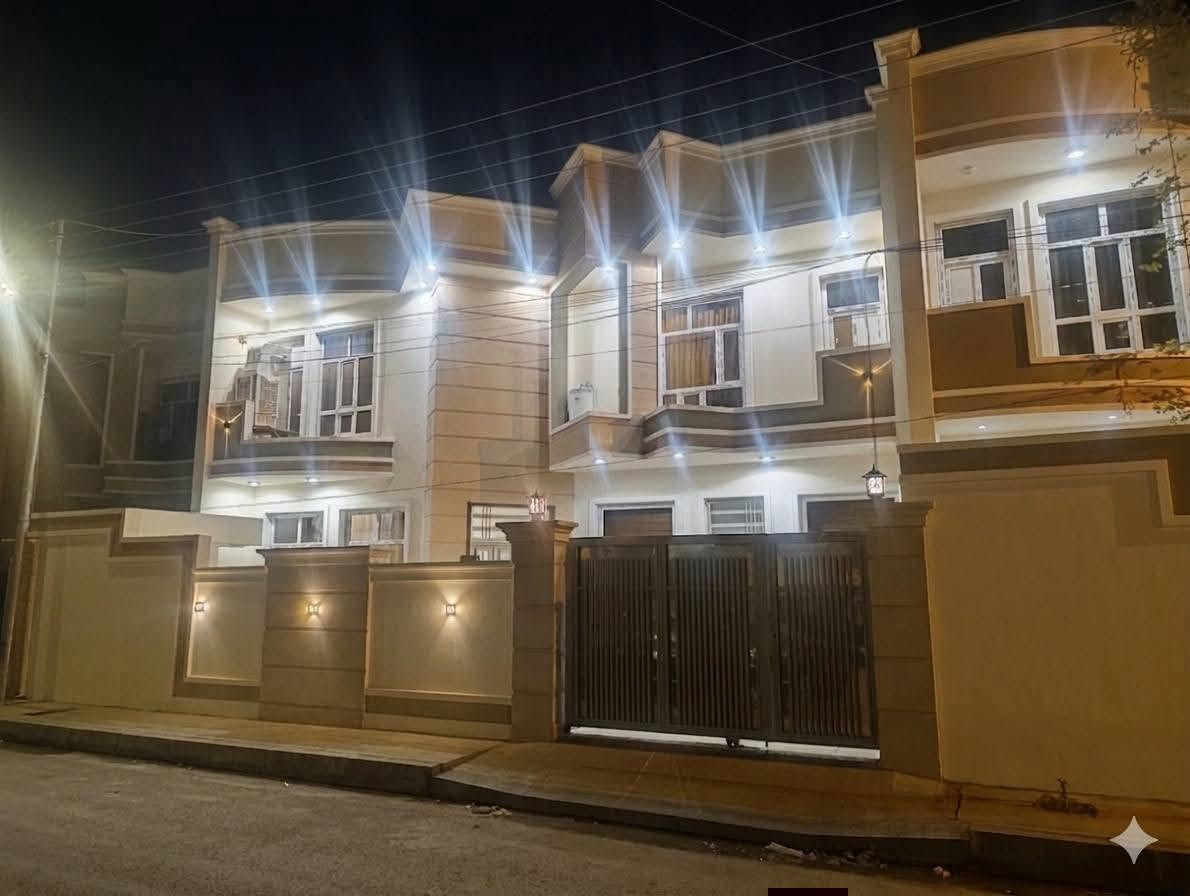 ​🏠 بيت للبيع في مجمع النخيل السكني (مع كامل الأثاث) 250م طابو صرف 
الموقع المتميز: الفلوجة، مجمع النخيل السكني الكائن على شارع 40 البورديني (المجمع يقع في منتصف المدينة).

​موقع البيت داخل المجمع: يقع على أول شارع بالمجمع بعد شارع 40 (شارع بعرض 15 متر).

​الخدمات: خدمات كاملة ومتكاملة (تبليط، إسالة ماء، شبكة مجاري، بالإضافة إلى أسواق خاصة بالمجمع).

​🛏️ تفاصيل وتصميم البيت:

​عدد الغرف: يتكون البيت من 5 غرف نوم موزعة كالتالي: 

​الطابق الأرضي (جوه): غرفتين نوم + استقبال + مطبخ.

​الطابق العلوي (فوك): 3 غرف نوم نظام (ماستر).

​الإضافات والتعديلات: تم إضافة غرفة إضافية للبيت، مع ديكورات ونقوش مميزة للسقوف (الجبسمبورد).

​🛋️ الأثاث والتجهيزات الملحقة (البيع مع كامل الأثاث):

​التبريد: البيت جاهز ومجهز بالكامل بأجهزة التبريد (في كل غرف النوم، الاستقبال، والمطبخ).

​المطبخ: يحتوي على كاونتر تركي فاخر من المرمر.

​الأثاث: غرف النوم مؤثثة بالكامل (يوجد 3 غرف مجهزة، من ضمنها غرفة مخصصة للأطفال).

​📞 للاستفسار والتواصل:

​رقم الهاتف: ***********

​أو التواصل عبر: الرسائل الخاصة.
