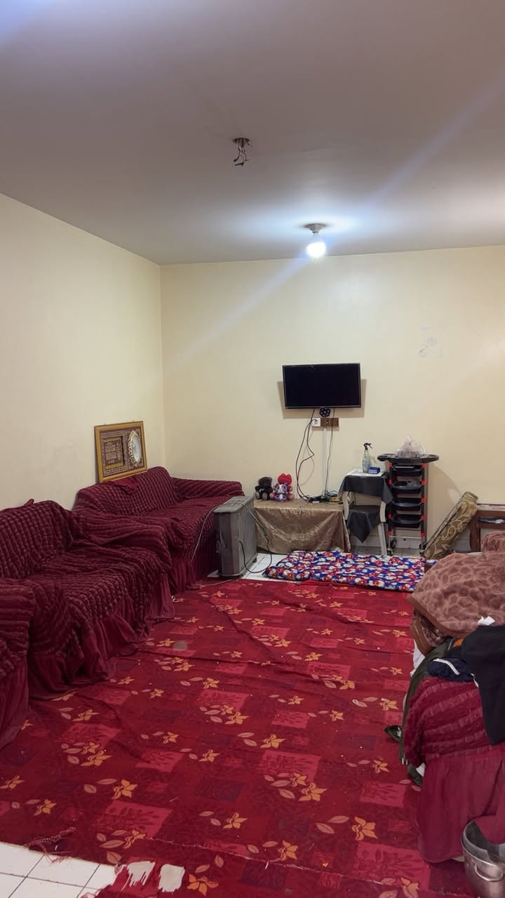 السلام عليكم
 شقه طابق ارضي لبنانيه للبيع عماره 153 مربع الحفاره يوجد مشتمل من ضمن الشقه مشتمل يتكون من مطبخ وغرفه نوم 
تتكون الشقه من 3 غرف نوم واستقبال ومطبخ وصحيات وحديقه الشقه مناسبه لاقامه عائلتين 
للاستفسار *********** 
السعر 30
