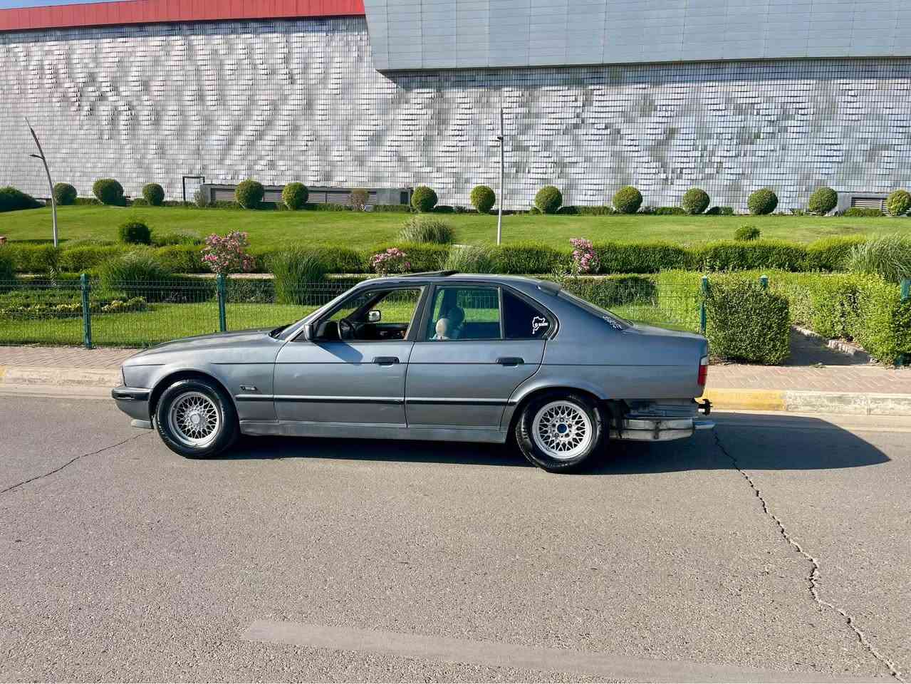 سەرەتا بەناوی خودا❤️❤️
BMW (1994)
سعری (19)گەڵا 
(علوجە)
سەیارەكە مەكینەی (520)كەپسە دەبڵ دیجیتاڵ 
گێڕو مەكینەو ئەكسلی بەشەرت
دوكەڵو بوخار بەشەرتت 
تەقەو ڕەقەی بەشەرت 
كارەبای گشتگیانی مەزبوتە 
دەعمو لێدراوی قورسینیە 
موسو بڕاوە بەشەرتت 
گەرمی ئیشدەكات 
تەبریدی كۆمپلێسەرەكەی جامبوە 
سڵایتە . كوشن جلدە. ئاوێنەكارەبایە   جام كارەبایە 
سەیارەكە فولە بەس گێڕی عادیە      
چوار ویلو تایەیلۆكی تازە خراوەتە سەری 
ساڵانسای سپۆرتی لەسەرە
بۆقوەت بەس ماشەڵای دەوێت
قیستو قەرزو ئاڵوگۆڕم. نیە 
سەیارەكە لە سلێمانیە 
ژم ;*********** فایبەری لەسەرە .     ئەدمینی:❤️❤️ السليمانية, العراق

