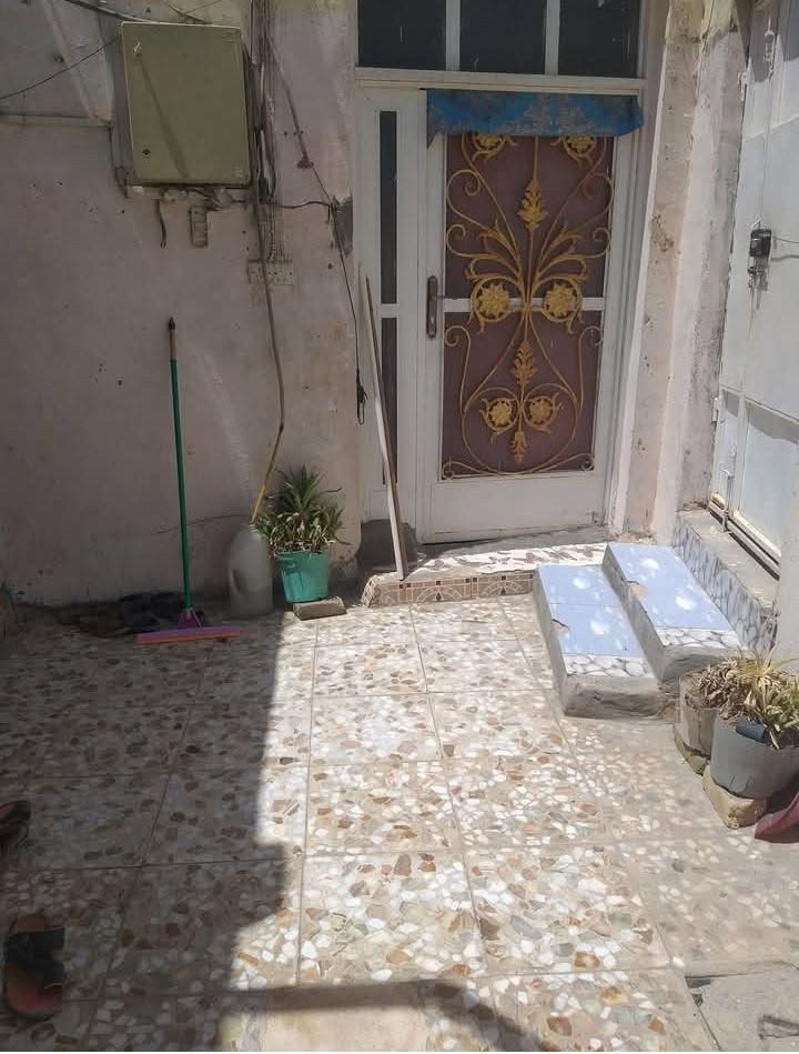 بيت زراعي مفوض بلطابو نهاية مركز شباب براني وغرفتين مطبخ صالة صحيات ومنور البيت بية قناص  الواجهة ١٢ اونص الضهر ١١متر اليمين ١٣ متر اليسار ٨متر تقريبا السعر ٨٠ بية مجال رقم الهاتف ***********

