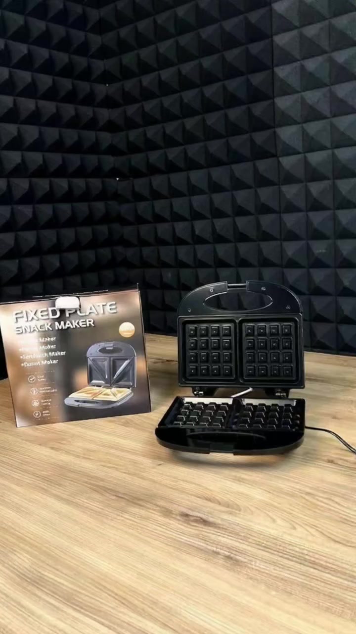 للاتصال *********** 
واتساب https://wa.me /9647819500121

كابسة وافل كهربائية مزدوجة 800 واط بطبقة مانعة للالتصاق

الاستخدامات

تحضير الوافل الطازج في المنزل بسهولة وسرعة.

مناسبة لتحضير السندويشات المحمصة والبانيني.

يمكن استخدامها لتحضير الدونات أو المعجنات الخفيفة.

مثالية للفطور اليومي أو الوجبات السريعة.

مناسبة للاستخدام المنزلي والمطابخ الصغيرة.

المميزات

قدرة كهربائية: 800 واط لتسخين سريع ونتائج متساوية.

ألواح مزدوجة بطبقة مانعة للالتصاق لسهولة التنظيف ومنع احتراق العجين.

تسخين من الجهتين لضمان توزيع حرارة متساوٍ.

مؤشر ضوئي مزدوج (أحمرأخضر) لبيان التشغيل وجاهزية الحرارة.

نظام تحكم حراري أوتوماتيكي (Thermostat Control).

تصميم صغير وعملي لا يشغل مساحة كبيرة.

أرجل مانعة للانزلاق لثبات أفضل أثناء الاستخدام.

يمكن تخزينها بشكل عمودي لتوفير المساحة.

طول السلك: 30 سم.

قابس كهربائي أوروبي ثنائي.

محتويات الصندوق

كابسة وافل كهربائية.

دليل استخدام.

الملاحظات

قياس الكارتون:

الطول: 25 سم

العرض: 10 سم

الارتفاع: 23 سم

يُنصح بتسخين الجهاز مسبقًا لمدة 3–5 دقائق قبل الاستخدام.

يُمنع غمر الجهاز بالماء، ويتم تنظيفه بقطعة قماش رطبة بعد أن يبرد.
@إشارة
