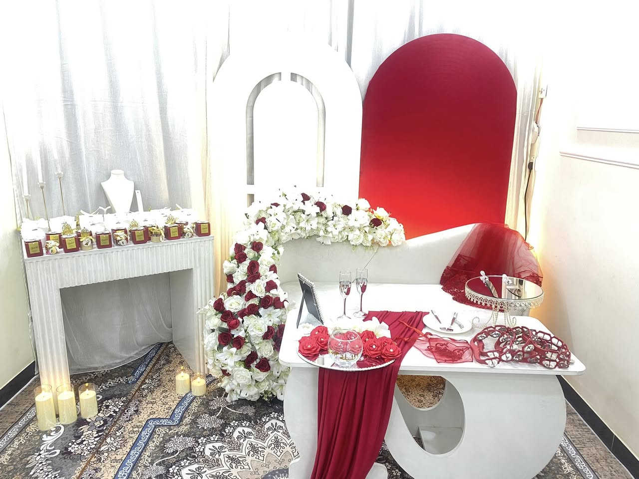 كوشة جديدة ونظيفة و راقية وتصير اكثر من تصميم
كاملة مع نواعمها 
ورد ثلاث اشكال
ستاند كيك
ستاند الذهب
والقند 
ومراية و بقية تفاصيل بالصور

كلفتني مليون ابيعها ب550 قفل وشراية على خاص

مكاني بغداد وماعندي توصيل


**إذا كنت صاحب هذا الإعلان وتريد حذفه لأي سبب، رجاءا أرسل رسالة إلى الدعم الفني**