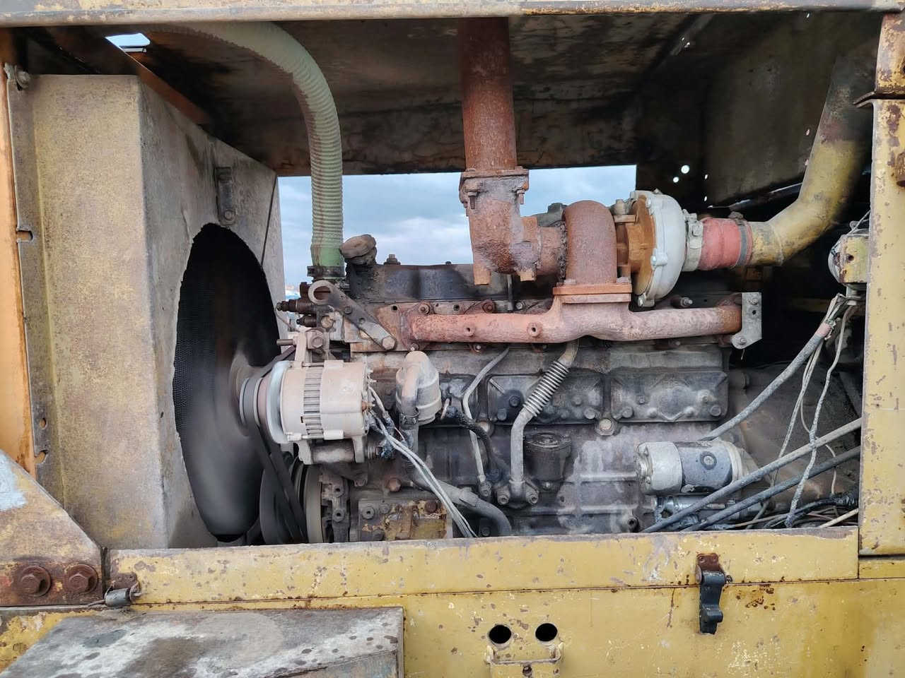 سلام عليكم شفل للبيع موديل 83بي محرك زوزه 105كير وكسلات كفاله محرك ينقص صار فتره مابي إي ضعف رقم ديالئ سعر 185لاستفسار تصال ***********
