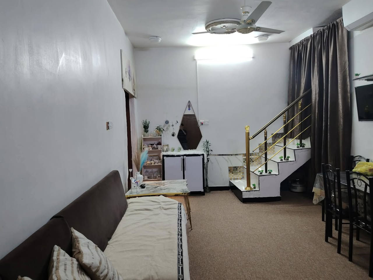 سلام عليكم للبيع بيت بشارع الشفلات براكيه 100مربعه السعر 70وبيه مجال الستفسار ***********
