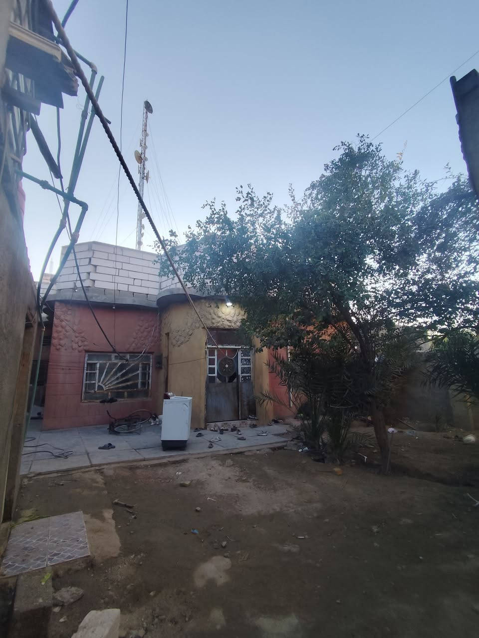 سلام عليكم ورحمه الله وبركاته
بيت للبيع طابقين  سنه البناء 2014في منطقه الصالحيه نزلت حجي عبود النخيله مقابيل نزلت بيت مروح ومقابيل أيضا حسينيه الامام المهدي ع ،نوع العقار طابو زراعي والمالك ساكن في نفس الكاع تأمن حيل من هل موضوع المساحه 430 متر الحديقه 115 يبعد عن الشارع العام 150 متر فقط تتمشى للشارع ملاحضه (سقف المطبخ +الهول يحتاج تصليح) الطابق الثاني خير من الله السعر المطلوب 140 قابل للتفاوض للاستفسار الاتصال ***********
