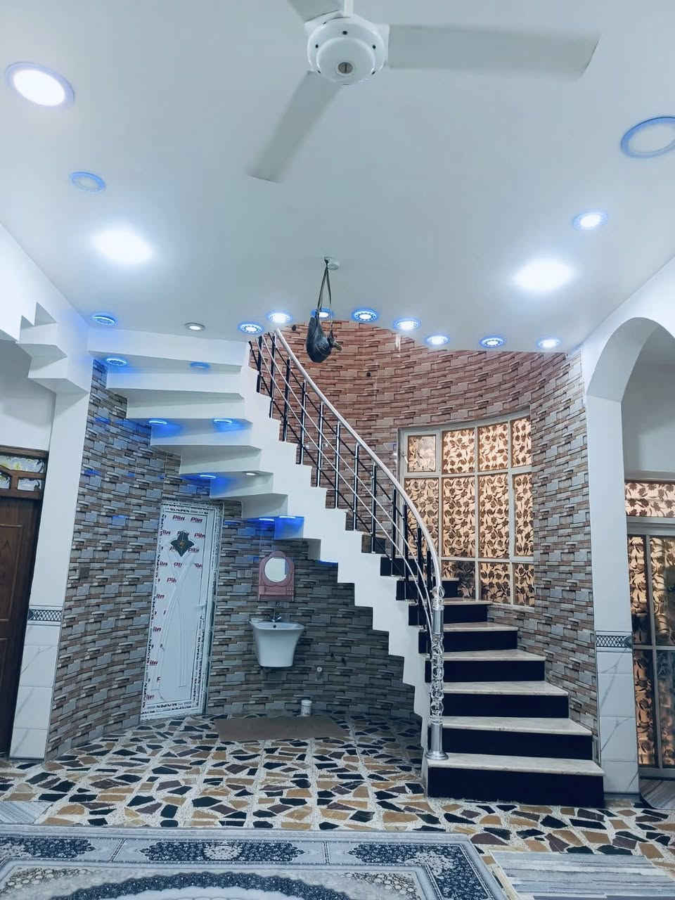 الدار للبيع المساحه 200 متر في حي الرساله قرب مدرسة الحسن الأهلية البيت مطلوب اسكان للاتصال المباشر صاحب العقار 
***********
