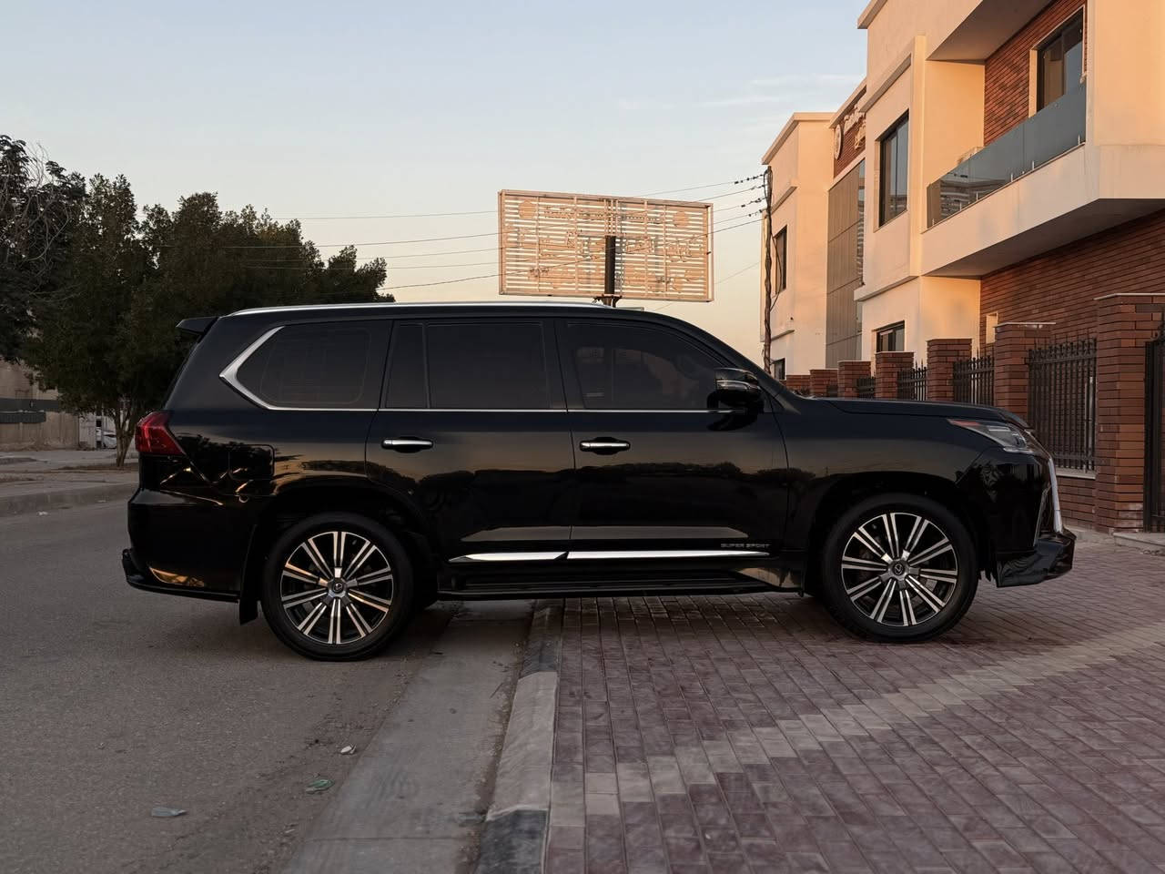 السلام عليكم
للبيع LEXUS, LX570.S خليجي بريم موديل 19 فول الفول ومكفول من الدعاميه للدعاميه ماشيه 74 الف كم فقط وقابل للزياده رقم بغداد بسمي تحويل مباشر المواصفات داخل قرميدي كشنات كهرباء تدفئه تبريد كشنات داتا شو كشنات خزن خمس كامرات محيطيه 360 درجه  رادارات خلفيه واماميه وجانبيه نضام ترحيب بردات فتحه. جكات  وبعد معروفه مواصفات الكسز السياره علئ وضع الشركه وكلشي بيهة مكفول كير مكينه حداديه دواخل كلهن مكفولات للاستفسار ***********   مكان السياره كربلاء،
