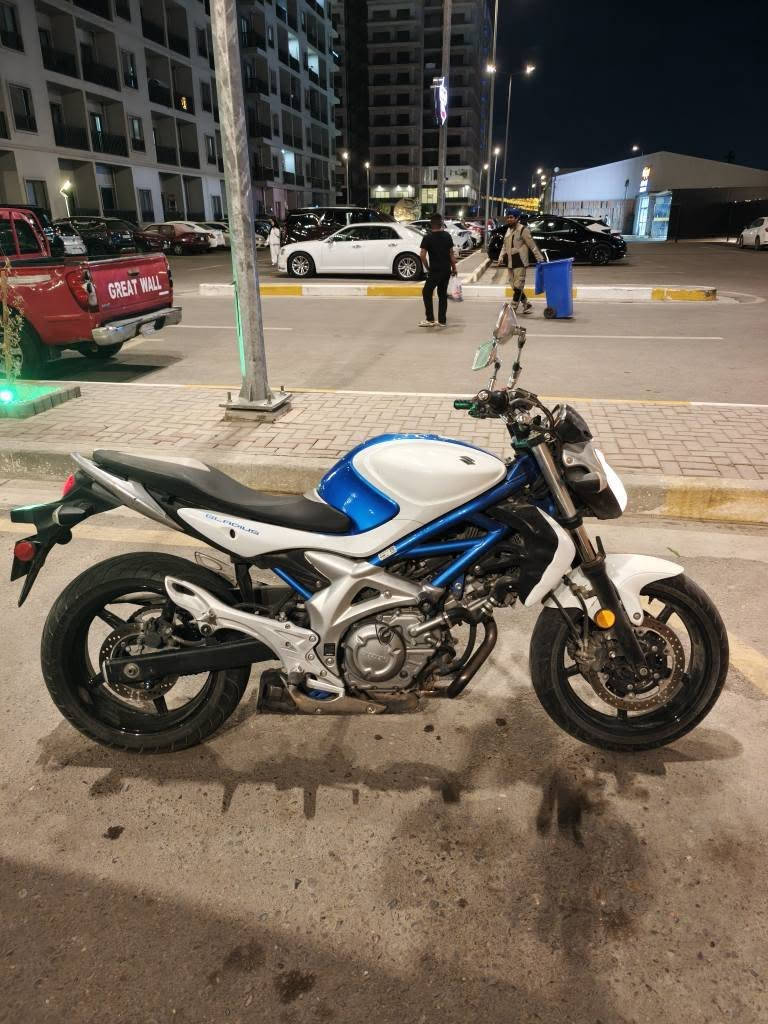 للبيع
دراجة سوزوكي sfv650 كلاديوس

موديل 2009
محرك 650 على شكل V بستمين
ماشيه 24 الف كيلو وارد يابان
مرقمة تجويل ثاني يوم
عليها ادامة وصيانه كامله من بلكات وتنضيف نوزلات وتبديل  فيتبم وتنضيف تانكي وفلتر شوته ودهن موتول وفلتر دهن k&n

الدراجه اسوقها مره او مرتين بالاسبوع
نضيفة جداً ما عدا رصعه بالتانكي صغيرونه وممبينه واضحة 
بالفديو

وياها سويجات ثنين وجنطة خلفية مع سيبايه وسيتين كلتچات احتياط والصالنصه البلاديه، وصالنصه رياضيه و وفيتبمات ثنين احتياط اذا فكرت تفول فديوم من الشارع

الدراجة قويه وتورك عالي مشابه للدوكاتي مونستر

السعر 5,800,000 دينار عراقي

بيها مجال بسيط جدا
الدبدوب الي بالسويج مو ويه الدراجة

اذا كنت جاد بالشراء ارجو الاتصال على الرقم
اذا جاد بالشراء ومعاجبك السعر خابرني وانطيني سعرك واذا جان منطقي مانختلف انشالله
***********
مكاني بغداد بغداد, العراق
