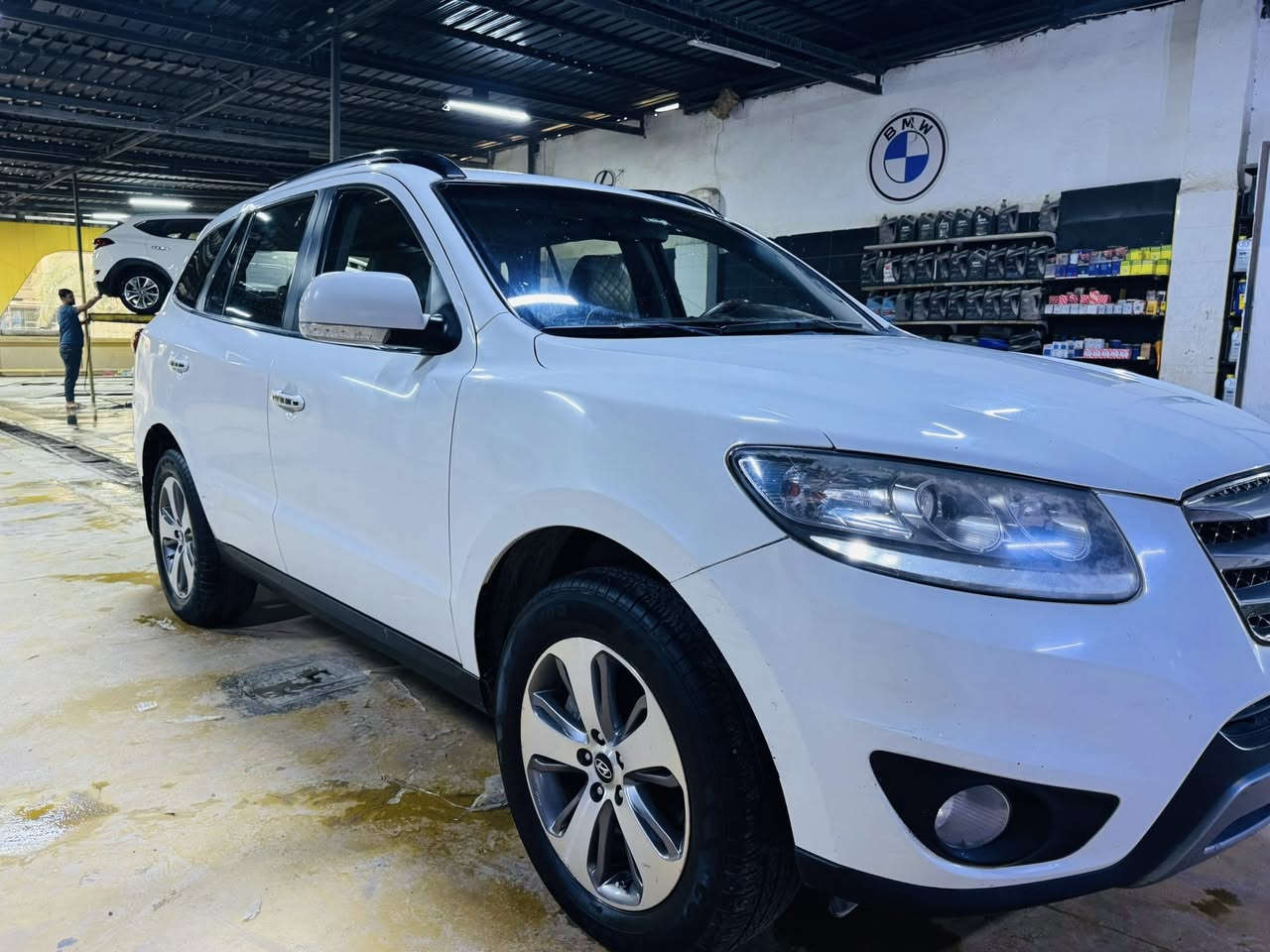 � للبيع هيونداي سنتافي 2012 فول مواصفات – Limited

📌 الموديل: 2012
📌 الفئة: Limited (فل كامل)
📌 المحرك: 6 سلندر 3.5L قوي جداً
📌 القير: أوتوماتيك 6 سرعات
📌 الدفع: (أمامي / رباعي )
📌رقم بغداد 
📌لون ابيض

✨ المواصفات:
• مقاعد جلد فاخرة
• مقعد السائق كهرباء
• فتحة سقف
• شاشة + بلوتوث + AUX/USB
• تبريد 3 قطع
• تحكم بالدركسون + كروز كنترول
• حساسات خلفية + (كاميرا إذا موجودة)
• نظام ABS + وسائد هوائية
• السيارة مريحة جداً وسفرها ممتاز
      •     الدشبول صاج 
وبعد مواصفات خير من الله

🛠️ الحالة:
السيارة نظيفة جداً / استخدام شخصي
المحرك والجير بحالة ممتازة
جاهزة للفحص 👍

💰 السعر: (168)
📍 الموقع: (الدجيل / بغداد)

📞 للاتصال أو واتساب: (‭0781 910 9946‬)
