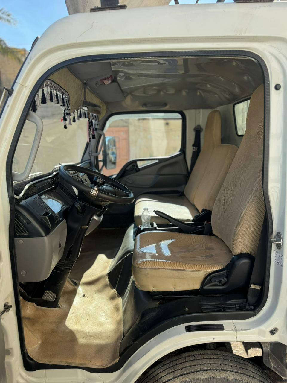 السلام عليكم للبيع كنتر ٥مترسياره مكفوله من دعمه  موديل ١٩ جام جوبي صالنصه قصيره كامله مكمله كبل للشغل متصرف لو الف دينار عليها رقم بغداد انكليَزي كاسحه محجر فلوجه التايرات الخلفي محوره والامامي بلاديات الاتصال على الأرقام ***********او***********
