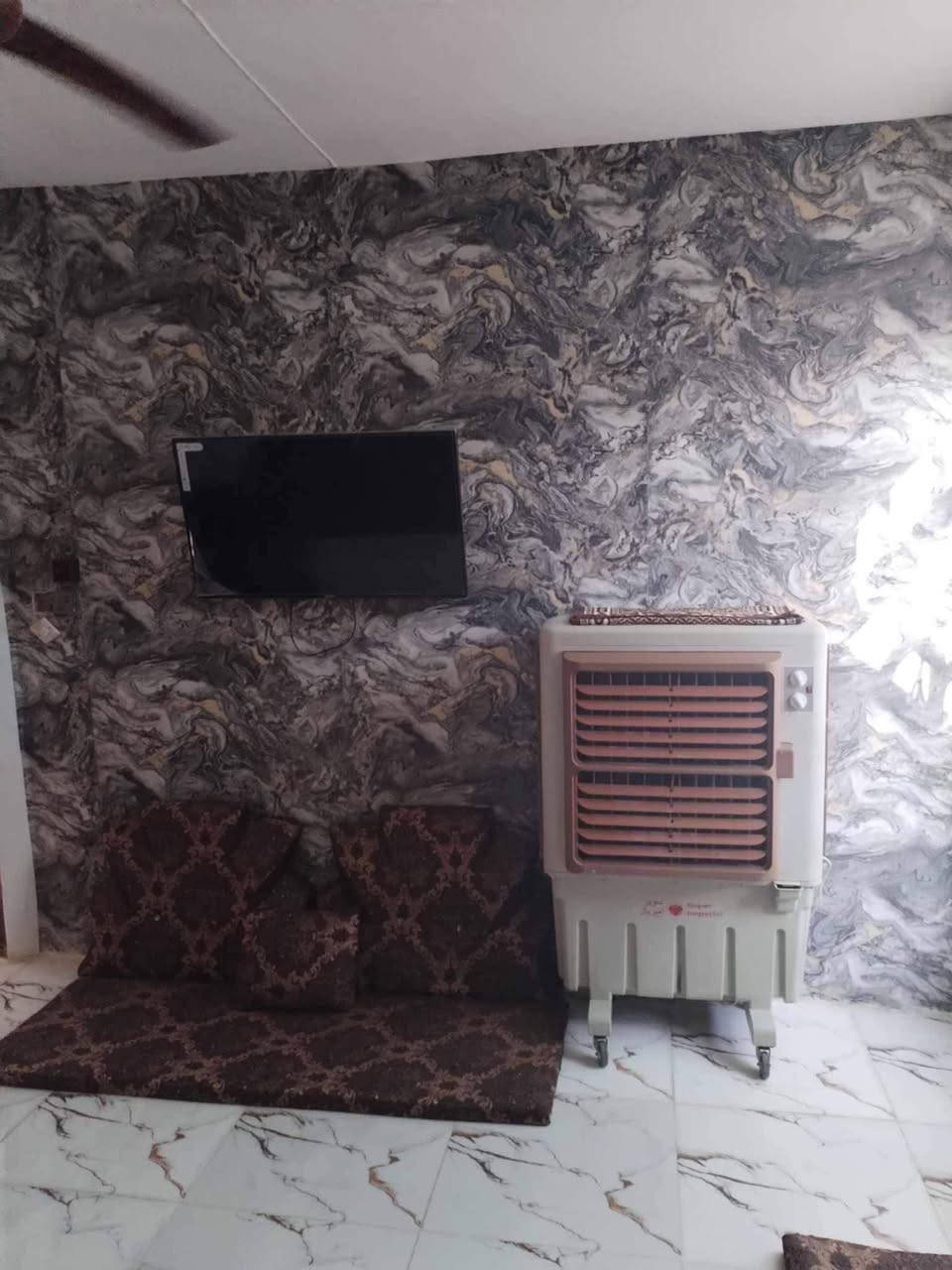 السلام عليكم 
للبيع مشتمل ١٠٠واجه٥ونزال ٢٠ منور خلفي غرفه منور حمام صاله مطبخ ديوانيه كراج سياره غرفه فوك تحتاج ترتيب درجج خارجي حي صلاح الدين خلف جامع الهدى سعر ٤٥تفاصيلل
***********
