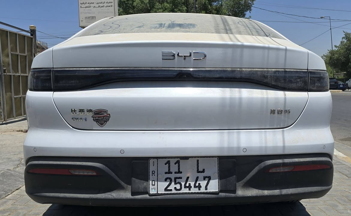 ## 💎 بي واي دي سيل 5 (BYD Seal 5) موديل 2025 – بحالة الوكالة 💎
**السيارة بتراب الشركة وجديدة تماماً (بالنايلون) مع كامل ملحقاتها الأصلية!**
### 📌 تفاصيل السيارة والمواصفات:
  مرقمة بغداد، كاملة باسمي، والسنوية مستلمة (جاهزة للتحويل المباشر).
 * **:** كفالة عامة مطلقة من كل شيء (مكفولة من أي نقص).
 * **المسافة المقطوعة:**
   * **650 كم** فقط على المحرك.
   * **1700 كم** فقط على الكهرباء.
 * **البرمجيات:** السيارة مبرمجة بالكامل وجاهزة وتحتوي على كافة البرامج والتطبيقات.
### 🎁 الملحقات الإضافية المشمولة:
 * الشاحنة الأصلية من الشركة.
 * أرضيات حوضية فاخرة.
 * كافة الملحقات والعدّة الأصلية.
### 💰 السعر:
**20,250,000 دينار عراقي** (عشرين مليون ومئتان وخمسون ألف دينار) **وبي مجال بسيط للجادين.**
📍 **العنوان:** بغداد - البياع - حي الرسالة الثانية - شارع الضغط.
### 📞 للتواصل والاستفسار:
المراسلة على الخاص، أو الاتصال مباشرة على الرقم:
📱 ***************
