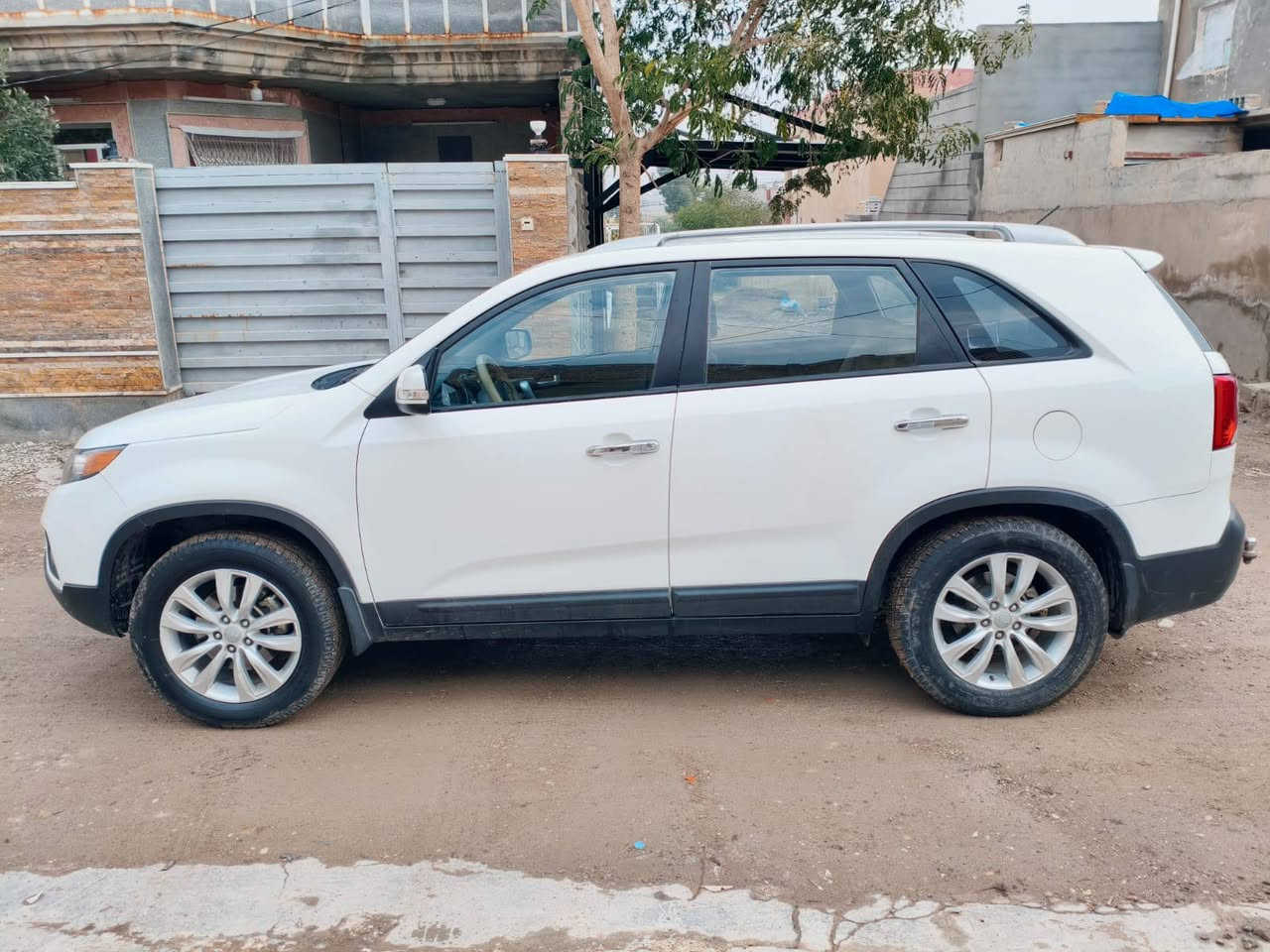 السلام عليكم اخوان ..
 سورنتو خليجي موديل 12 رقم سليمانية مكفوله كفاله عامه ماعدا نص شبر كارت بالباب خلف السياق 4سلندر 7راكب  مكينه وكير وحداديه كفاله تخم تاير باتري جديد صدر جديد كهربائيات كله شغاله  يدات استيل بلادي بي مانع انزلاق ومانع انحدار ثلاث قطع تبريد فول ايرباك مرايه شفط أشارة بالمرايه ماشيه  ١٠٤  كيلومتر فقط ،
السعر ١٤٧ وبي مجال 
رقم الهاتف *********** 
مكان السيارة ديالى قضاء خانقين.
رقم الهاتف ***********
