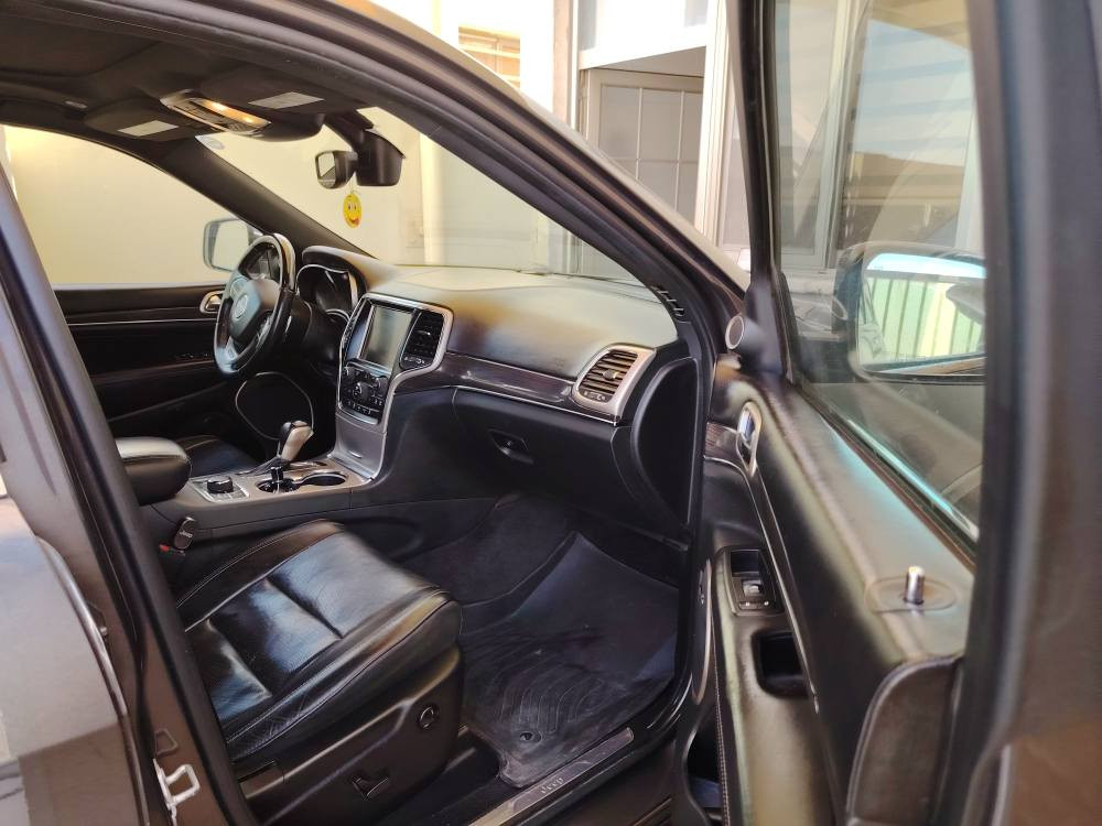 Jeep Grand Cherokee overland 2017
جيب گراند شيروكي اوڤرلاند 2017 
فول مواصفات وارد امريكي:

سقف بانوراما. 
جكات للتحكم بارتفاع السيارة. 
نظام اطفاء ذاتي عند التوقف. 
نظام توقف ذاتي عند الرجوع للخلف. 
شفتات استيرن. 
فور ويل  5 وضعيات قيادة. 
مري جانبية شفط
لايت زنون 
تشغيل عن بعد 
صندوك كهربائي
كشنات امامية كهرباء و خزن و تدفئة و تبريد والخلف فقط تدفئة. 
رقم سليمانية 
 جديدة ورقم جديد. 
السعر 220 
للإتصال
***********
*********** تكريت, صلاح الدين
