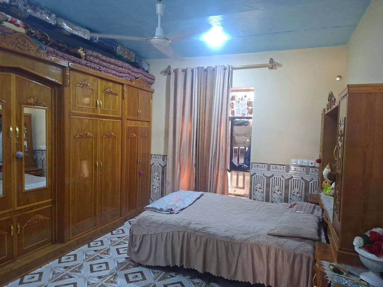 بيت للبيع 200متر غرفتين 5×4 صاله 8×4 حمام داخلي مطبخ 5×4 ستقبال 6ونص ×4 صحيات خارجيه طارمه خدمات كامله مسجل كهرباء ومي مسجل بطابو قرب مول الجود رقم هاتف *********** وتساب اوتصال 
@إشارة
