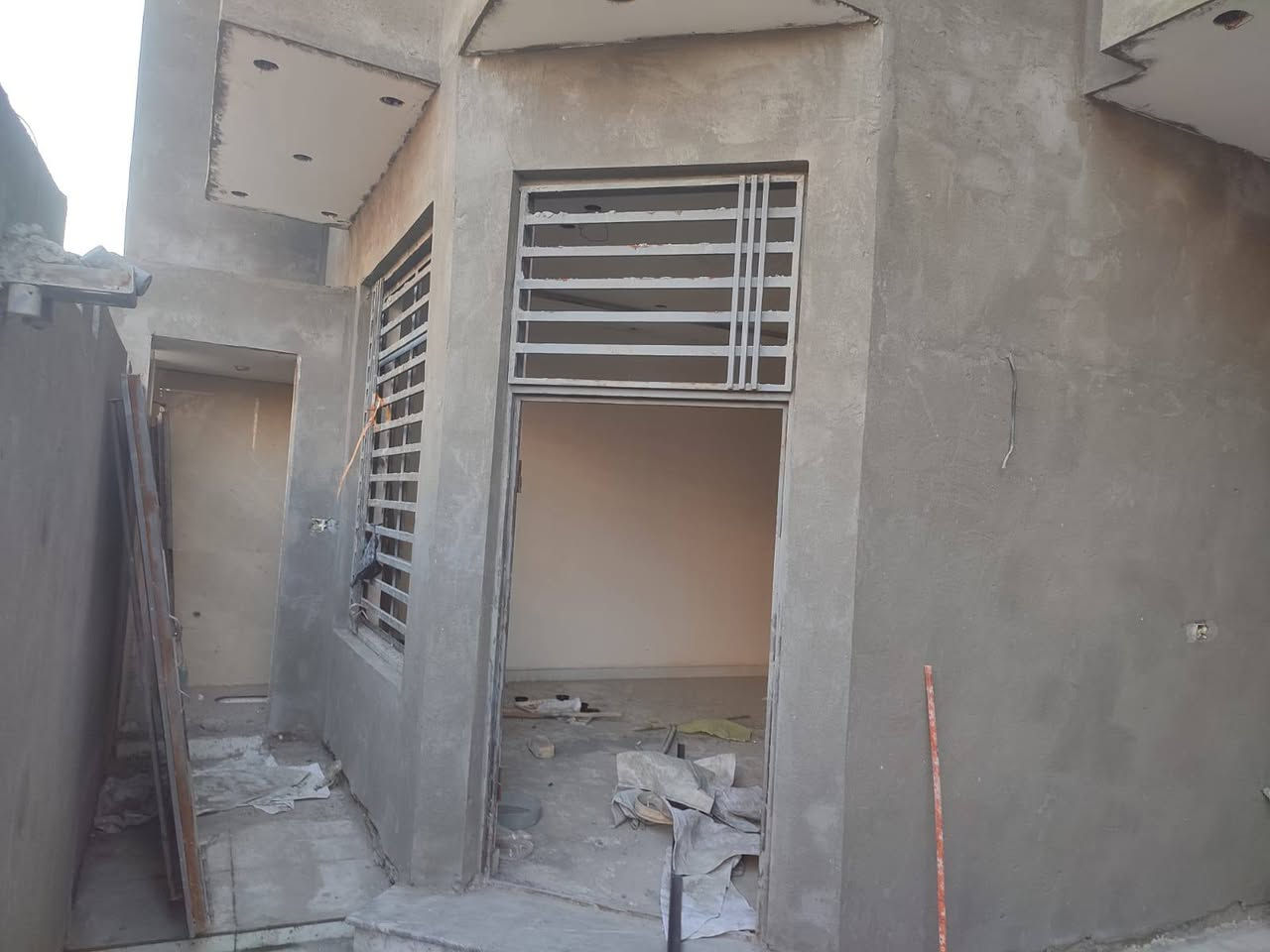 سلام عليكم خلفه متفرغ حالين لبخ جص بياض طلس***********
