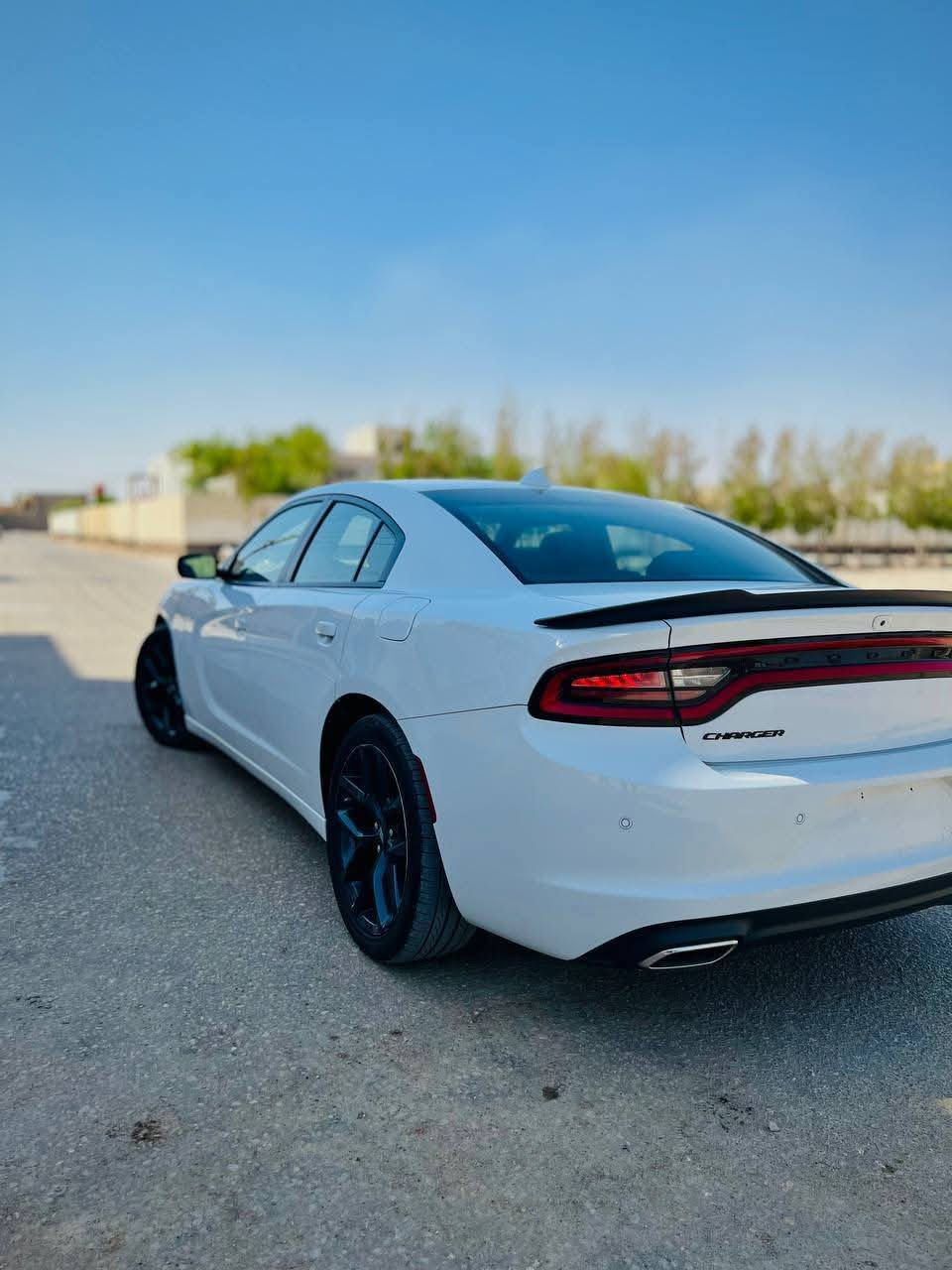 السلام عليكم دودج تشارجر للبيع موديل 23 لون ابيض اصل 23 سياره كلين تايتل  واحلى من الصور بدون رقم  منفيس باسمي حادثها فقط دعاميه اماميه بدون دواخل وبدون ايرباك ماشي 25,000 فقط كاميرا دواره وشاشه كبيره مكينه 3600  ويل حجم 20 سياره مواصفات بلاك توب رقم الهاتف ***********
